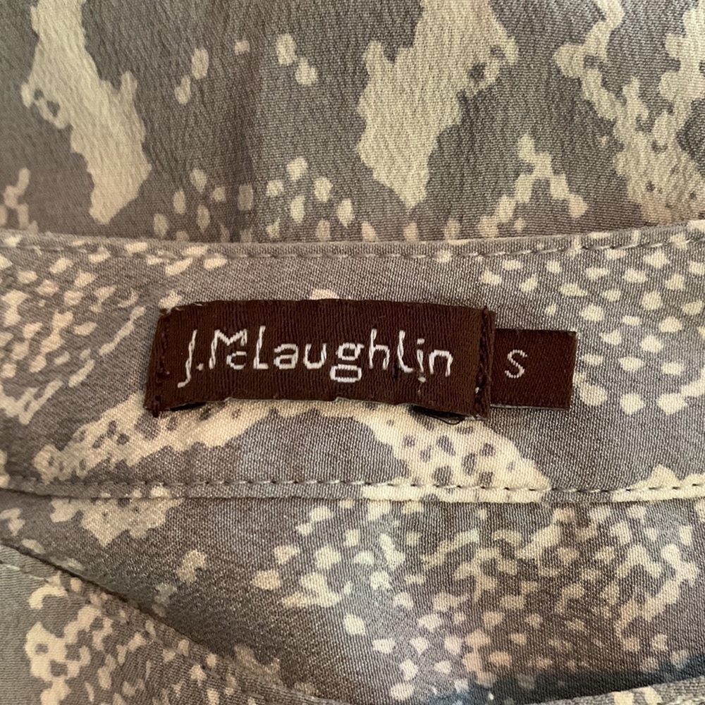 𝅺J McLaughlin grey and white animal print 100% silk long sleeve button down top - Picture 4 of 5